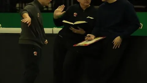 詹姆斯弧顶精准助攻，文森特三分应声入网